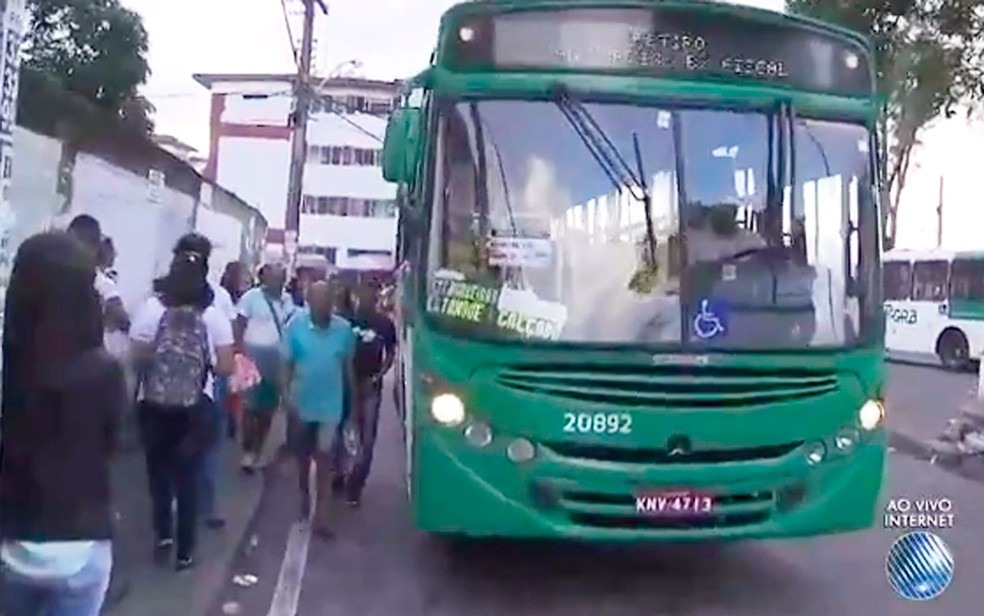 Ônibus voltam a circular no bairro de Tancredo Neves (Foto: Reprodução/TV Bahia)