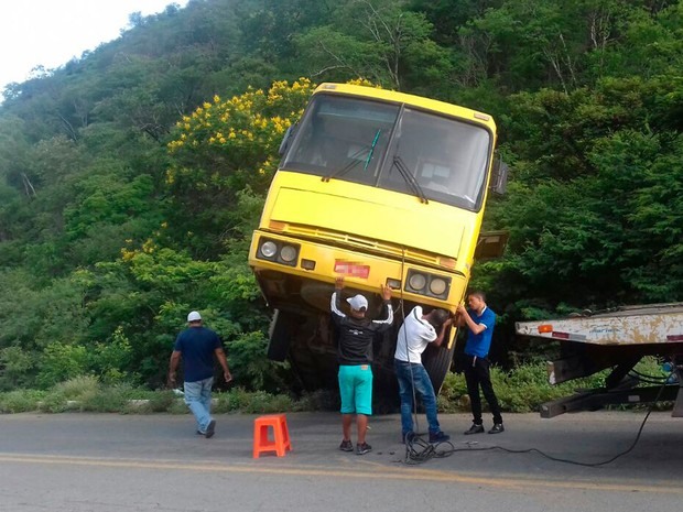 ÔnIbus ficou pendurado em ribanceira na BR-242 (Foto: Divulgação / PRF)