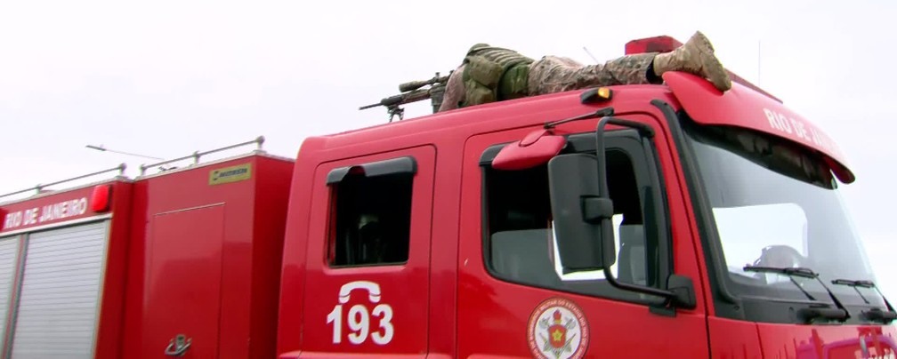 Atirador de elite sobre caminhÃ£o do Corpo de Bombeiros mira Ã´nibus na Ponte Rio-NiterÃ³i â?? Foto: FlÃ¡vio Capitoni/ TV Globo