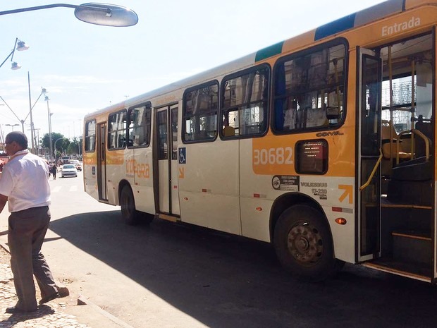 Assalto a ônibus termina com dois baleados no bairro do Comércio (Foto: Henrique Mendes/G1)