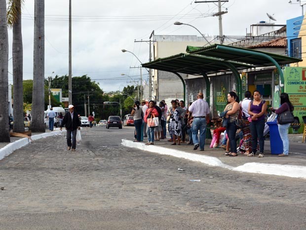 Pontos de ônibus em Vitória da Conquista ficaram cheios logo no início da manhã desta terça (Foto: Anderson Oliveira / Blog do Anderson)