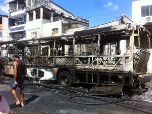 Resultado de imagem para fotos de onibus incendiado no pau miudo