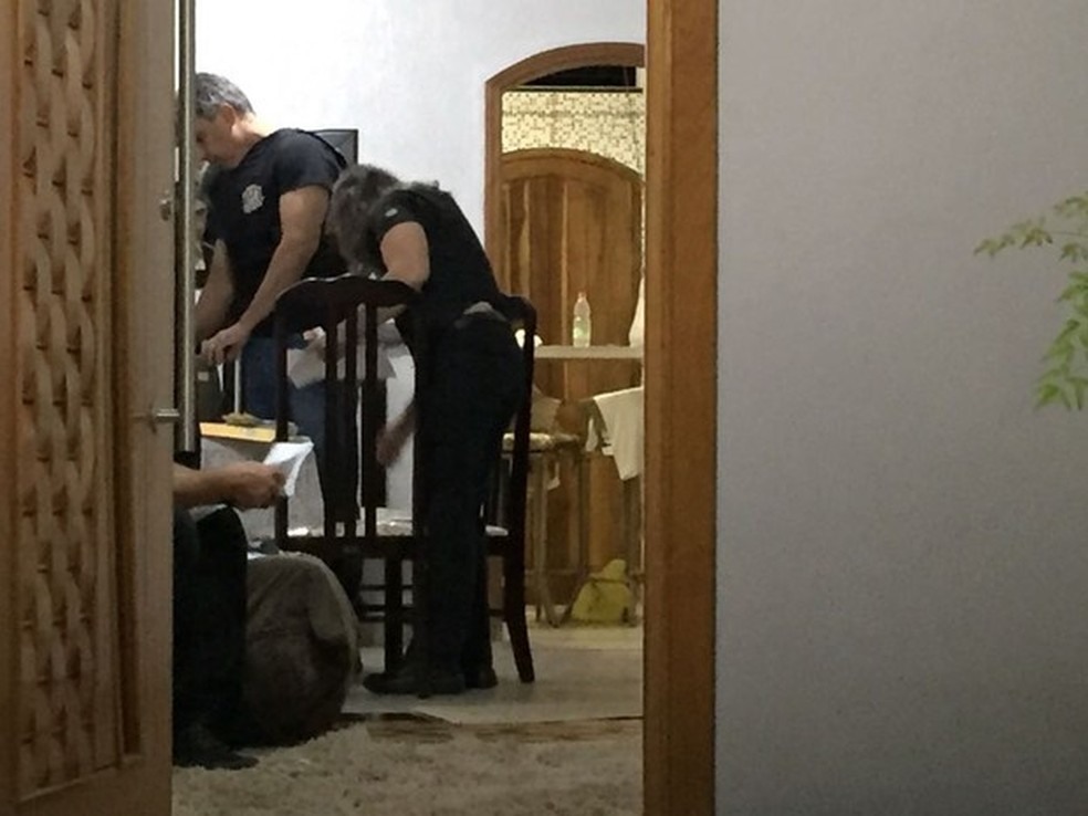 Policiais vistoriam a casa de um dos suspeitos na região de Presidente Prudente (Foto: Valmir Custódio/G1)