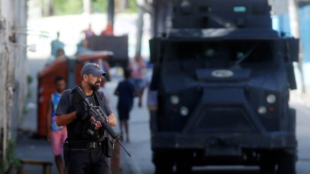 Resultado de imagem para PolÃ­cia faz operaÃ§Ã£o no Complexo do Lins, na zona norte do Rio