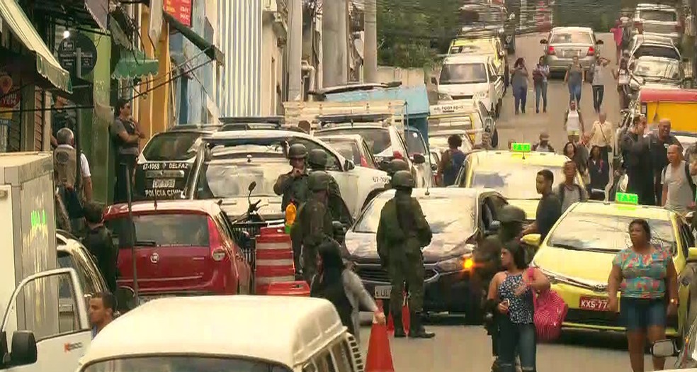 Forças de segurança nas ruas do Complexo de São Carlos. (Foto: Reprodução/ TV Globo)