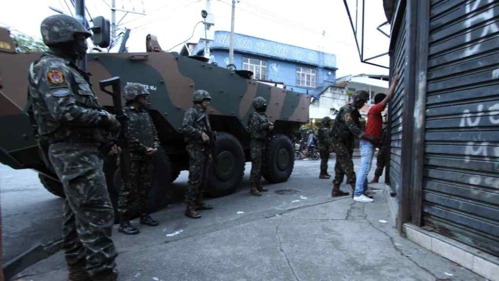 Resultado de imagem para Homem morre durante operaÃ§Ã£o das ForÃ§as Armadas e PM no Rio