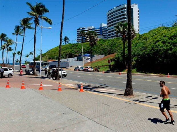 Resultado de imagem para fotos de transito na orla da barra em salvador