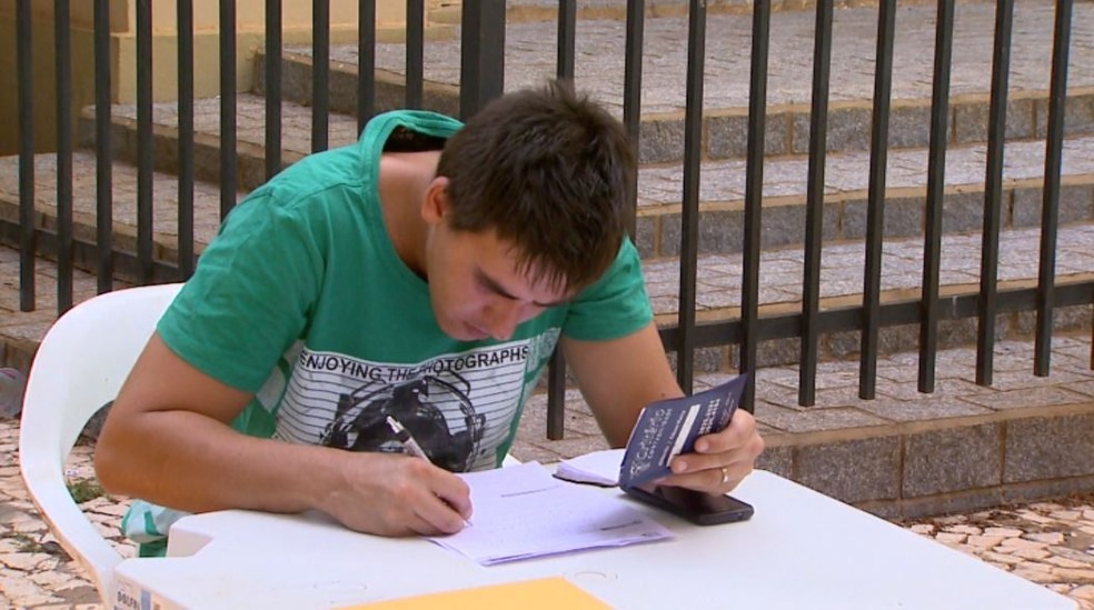 Jovens entre 18 e 24 anos representam 32% do total de desempregados no Brasil no 2Âº trimestre deste ano (Foto: Carlos Trinca/EPTV)