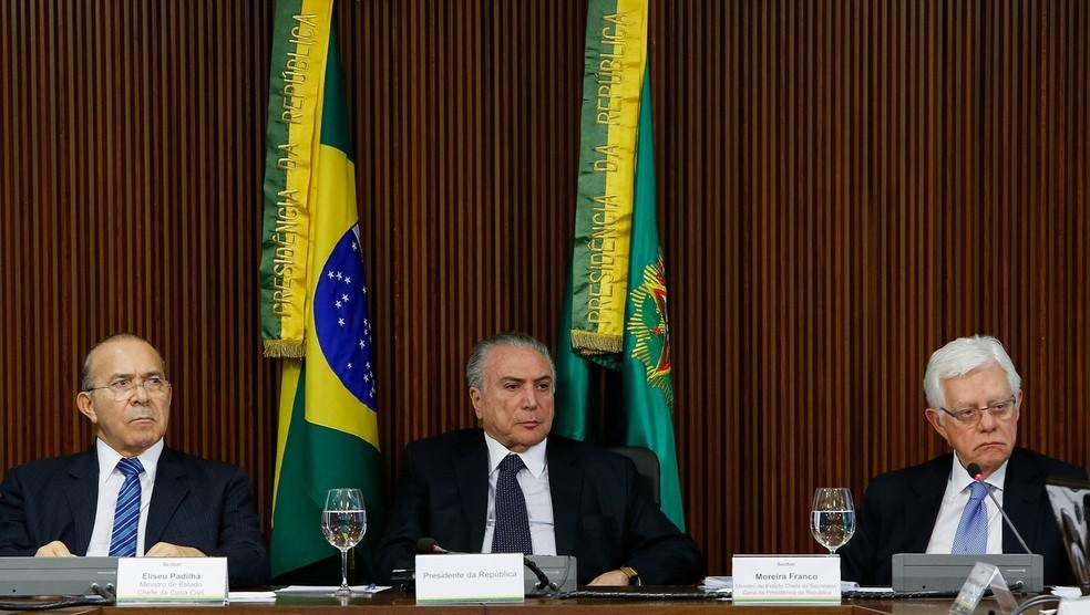 Da esquerda para a direita: Eliseu Padilha (Casa Civil), Michel Temer e Moreira Franco (Minas e Energia) (Foto:  Alan Santos/PR)