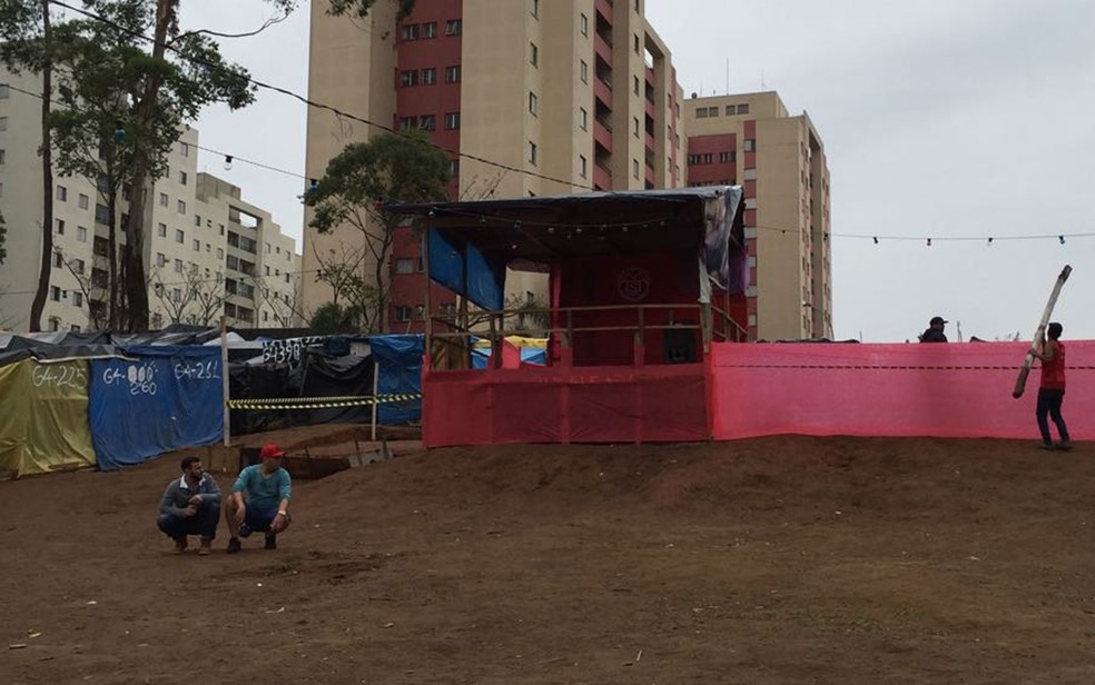 Palco montado para o show de Caetano Veloso em ocupação do MTST em São Bernardo do Campo (Foto: Vivian Reis/G1)