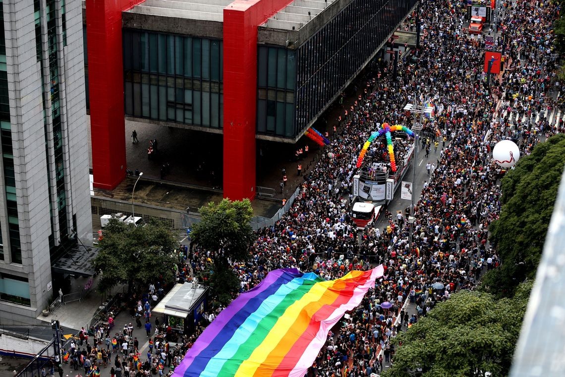 Milhares de pessoas  participaram da Para do Orgulho LBGT na Avenida Paulista 