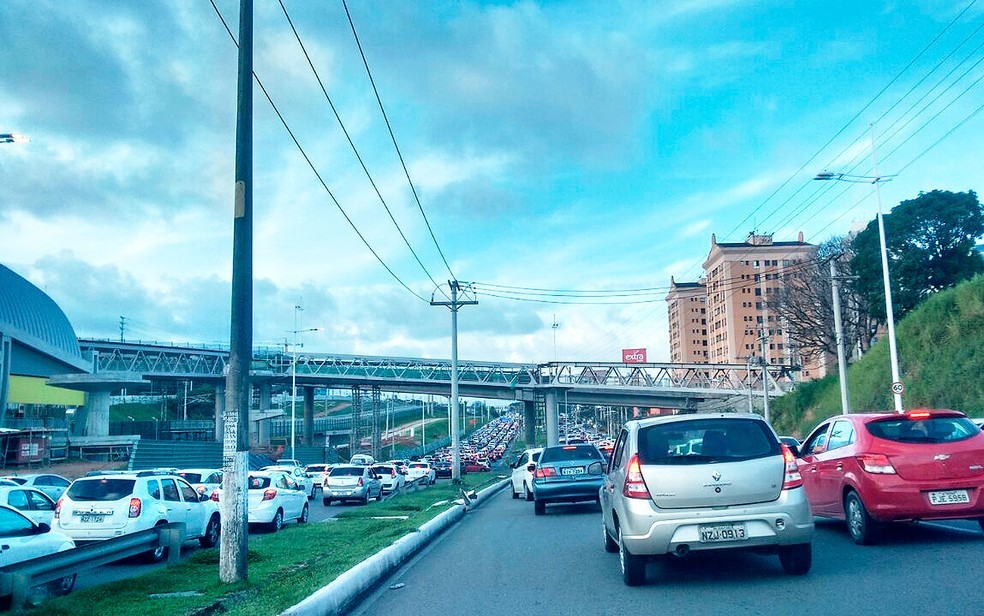 Avenida Paralela congestionada no sentido aeroporto, na tarde deste domingo (Foto: Lílian Marques/Arquivo Pessoal )