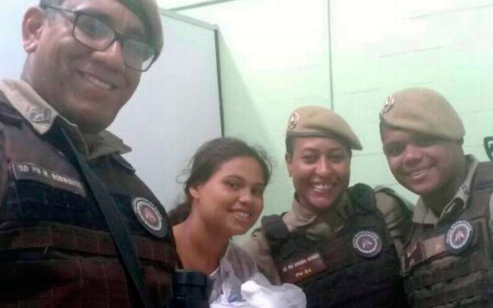 Jovem contou com ajuda de policiais militares para dar à luz (Foto: Divulgação/Polícia Militar)