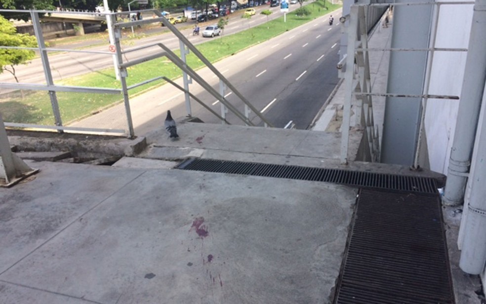 Suspeito foi baleado na passarela que dá acesso ao metrô do Maracanã (Foto: Alba Valéria Mendonça / G1)