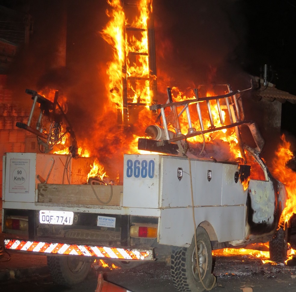 Caminhonete foi incendiada durante a noite desta segunda-feira (4) em Passos (MG) (Foto: Helder Almeida)