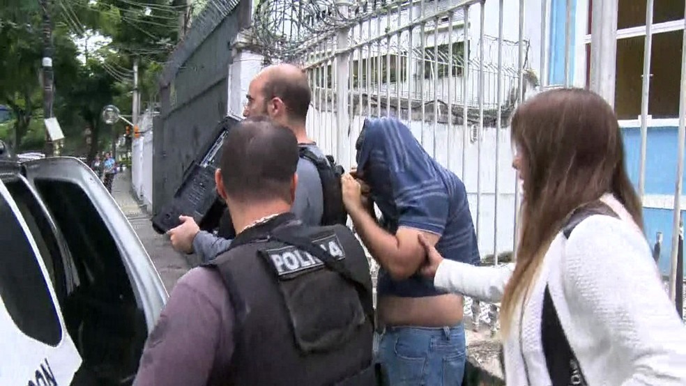 Um suspeito foi preso e um computador apreendido em um apartamento no MaracanÃ£, na Zona Norte do Rio (Foto: ReproduÃ§Ã£o / TV Globo)