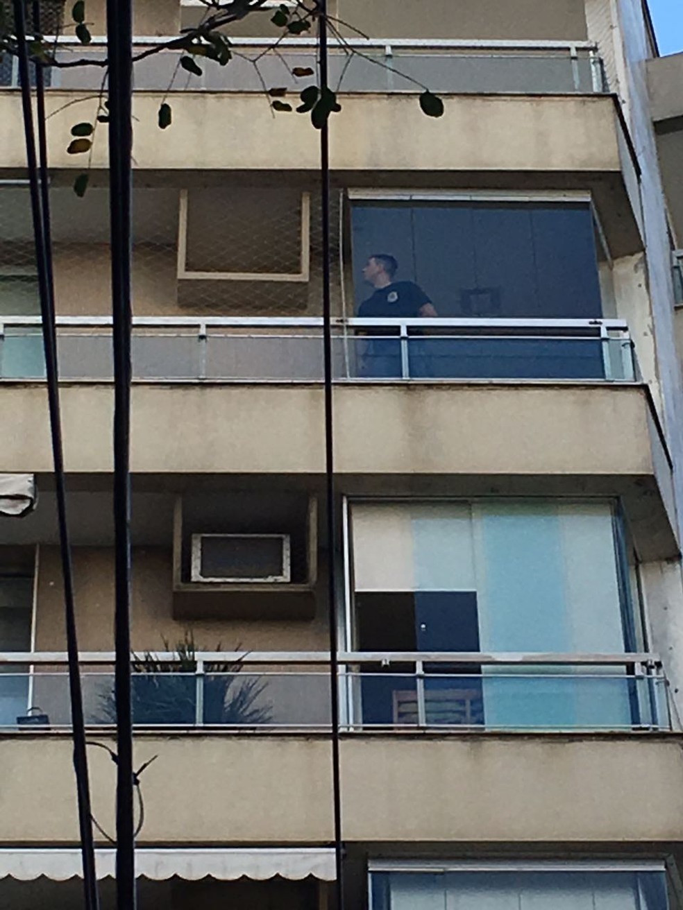 Policial federal dentro do apartamento de Marcello Miller, na Lagoa, na Zona Sul do Rio. (Foto: Pedro Figueiredo/ TV Globo)