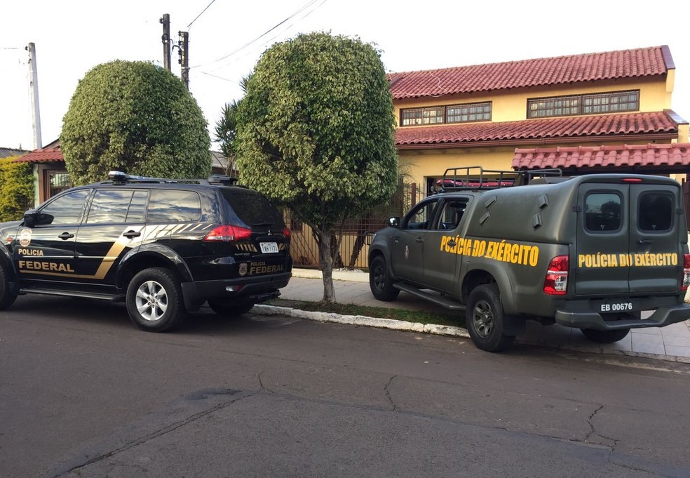 Agentes durante a operação na manhã desta segunda-feira (Foto: Divulgação/PF)