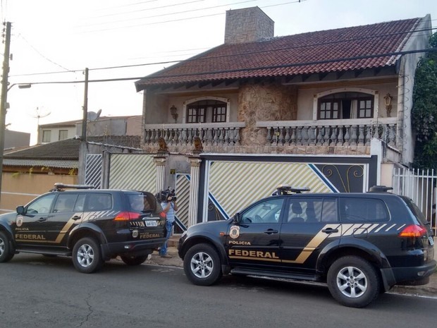 Policiais cumprem mandado na casa de vereador em Londrina  (Foto: Dionísio Mathias/RPC)