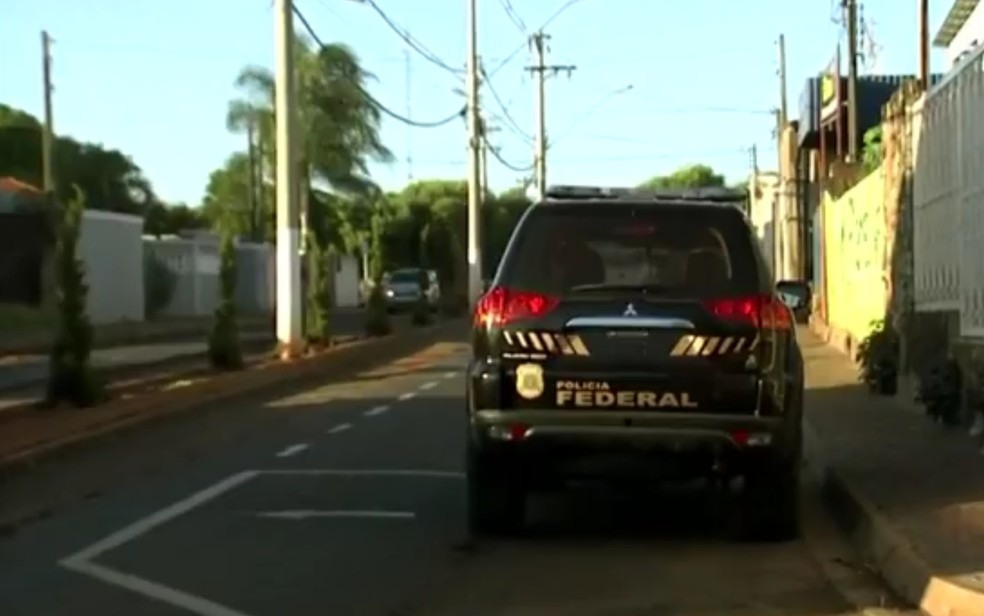 Polícia Federal esteve na casa do ex-prefeito de Urânia  (Foto: Reprodução/TV Tem)