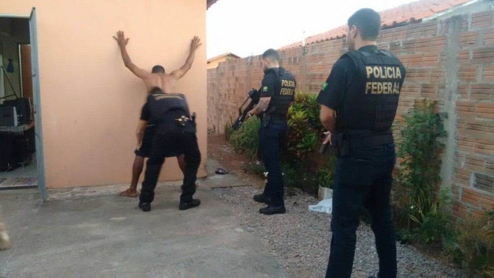 Policiais cumprem mandados em Gurupi (Foto: DÃ©bora Ciany/TV Anhanguera)