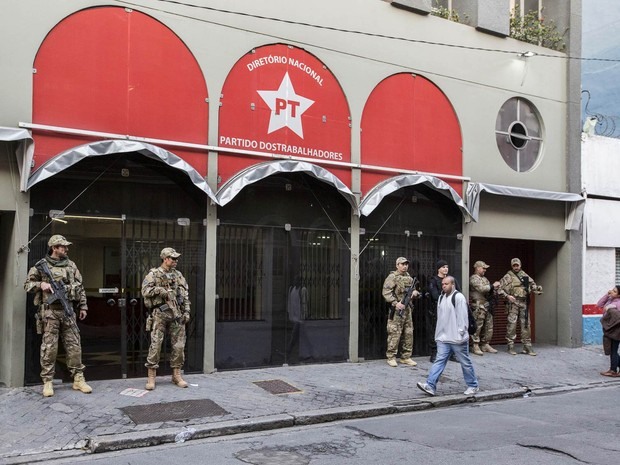 Agentes da Polícia Federal realizam buscas na sede do PT Nacional em São Paulo. A ação faz parte da Operação Custo Brasil, que integra a Lava Jato, investigando o pagamento de propina entre os anos de 2010 e 2015 a pessoas ligadas ao MPOG (Foto: Suamy Beydoun/Futura Press/Estadão Conteúdo)