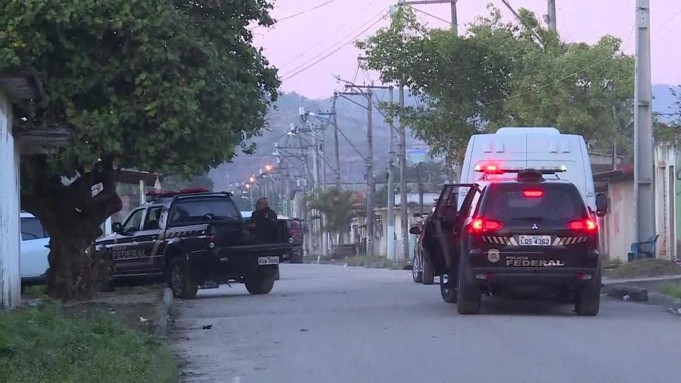 Viaturas da PF percorrem ruas do Complexo das Retas, em SÃ£o GonÃ§alo (Foto: ReproduÃ§Ã£o / TV Globo)