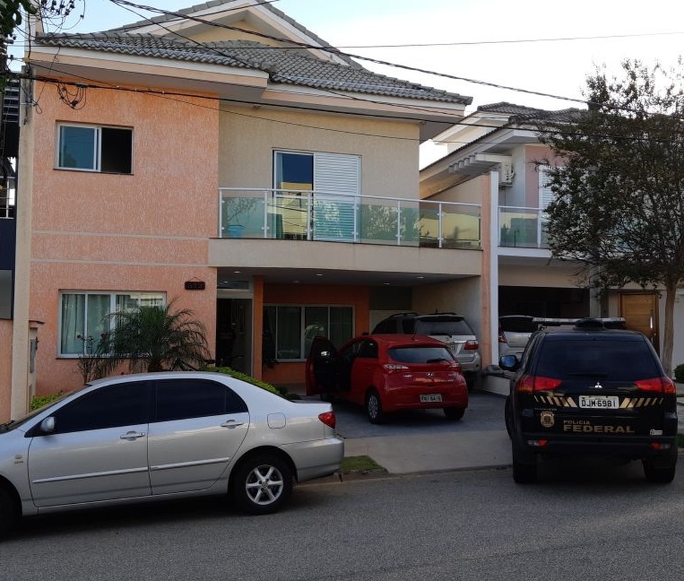 PF cumpre mandados em condomÃ­nio de alto padrÃ£o de Sorocaba (Foto: Jomar Bellini/TV TEM )