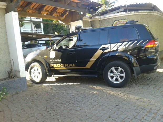 Presos estão sendo levados  para a Polícia Federal em Montes Claros (Foto: Michelly Oda/ G1)