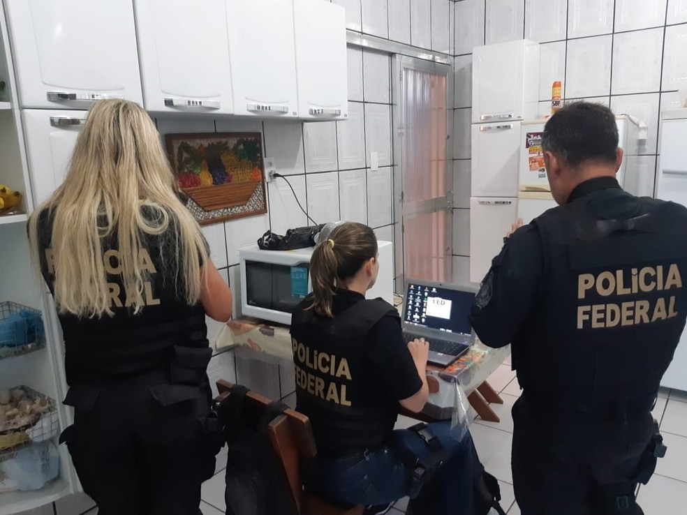 Policiais federais no Rio de Janeiro durante operÃ§Ã£o contra pedofilia â?? Foto: DivulgaÃ§Ã£o