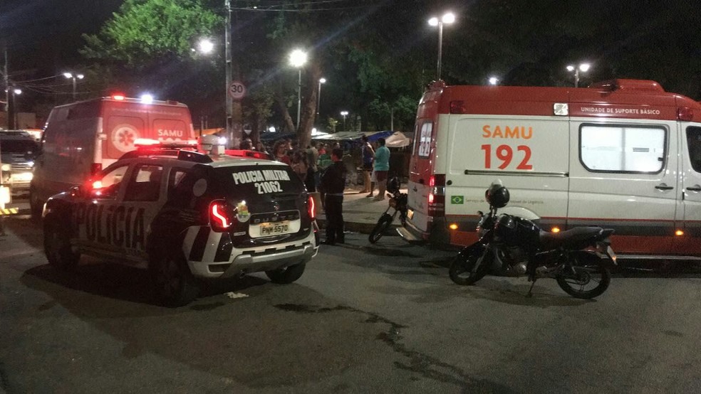 Ataque deixa mortos na PraÃ§a da GentilÃ¢ndia, em Fortaleza (Foto: AndrÃ© Teixeira/G1 CE)