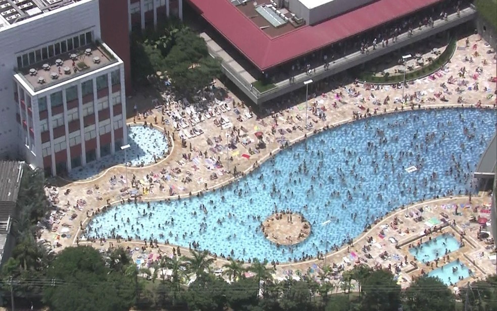 Piscina do Sesc Belenzinho, na Zona Leste de São Paulo, ficou lotada na manhã desta terça-feira (Foto: TV Globo/Reprodução)