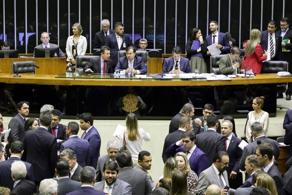 Deputados reunidos no plenÃ¡rio da CÃ¢mara durante a sessÃ£o desta terÃ§a (26) para votar a PEC que trata dos investimentos do governo â?? Foto: Luis Macedo/CÃ¢mara dos Deputados