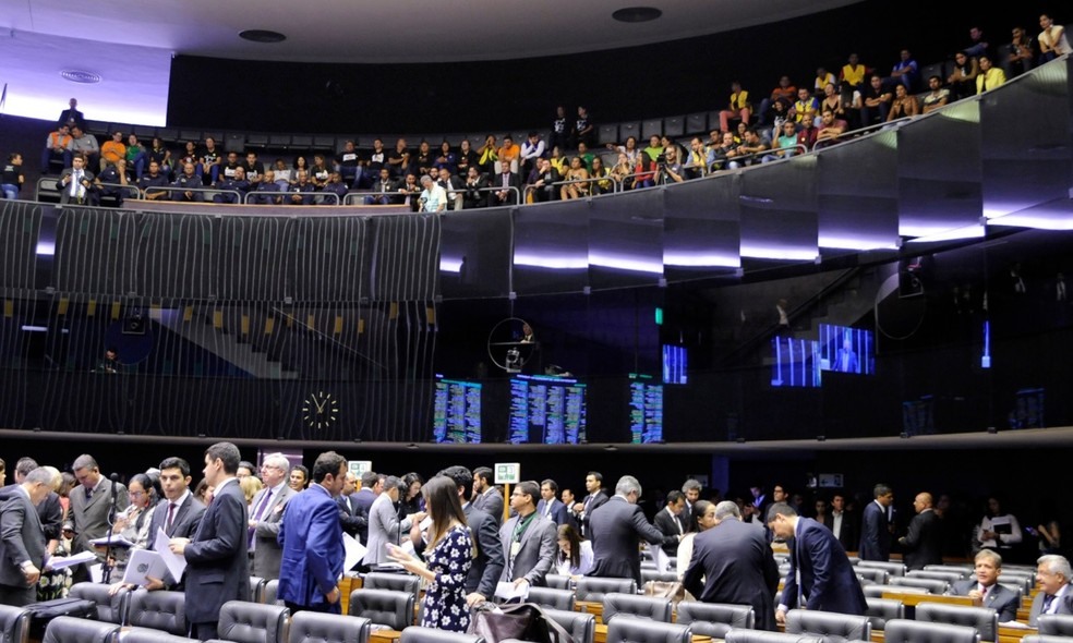 Agentes comunitÃ¡rios de saÃºde (parte de cima da foto) acompanham votaÃ§Ã£o no plenÃ¡rio da CÃ¢mara; deputados (parte de baixo da foto) discutem o reajuste para a categoria â?? Foto: Maryanna Oliveira/CÃ¢mara dos Deputados