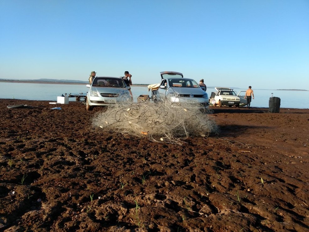 Apreensão foi feita às margens da represa de Furnas (Foto: PM/Divulgação)