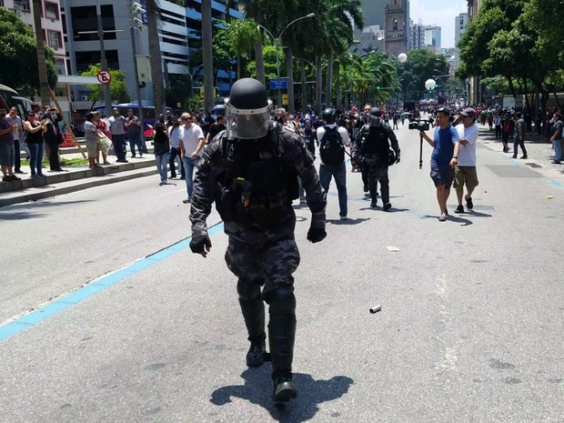 PM deixou cerco a Alerj e foi ovacionado por manifestantes (Foto: Julio Trindade/Arquivo Pessoal)