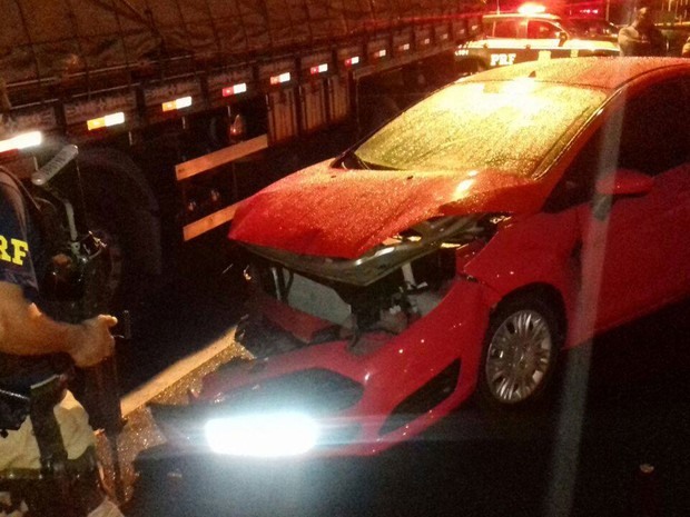 Veículo bateu em caminhão após fuga em alta velocidade (Foto: Divulgação/ PRF)