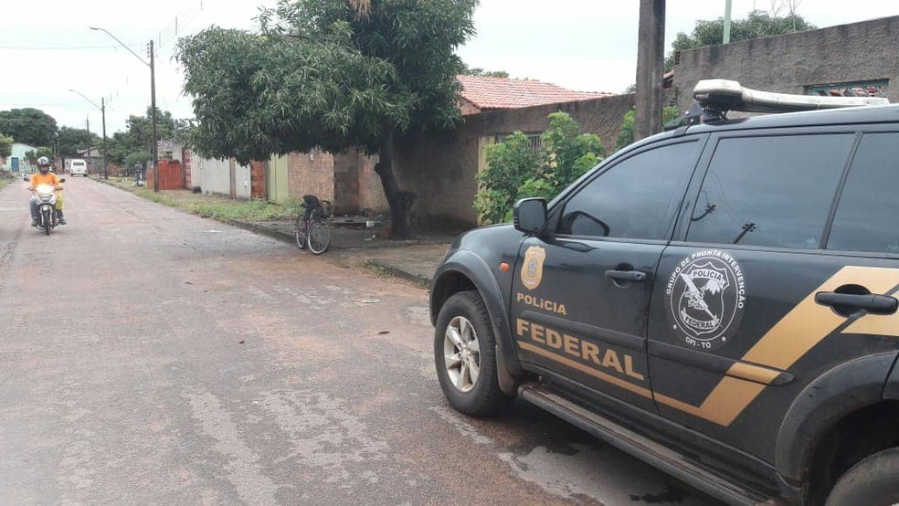 Policiais federais cumprem mandados em Paraíso do Tocantins (Foto: Naicon Lemes/TV Anhanguera)