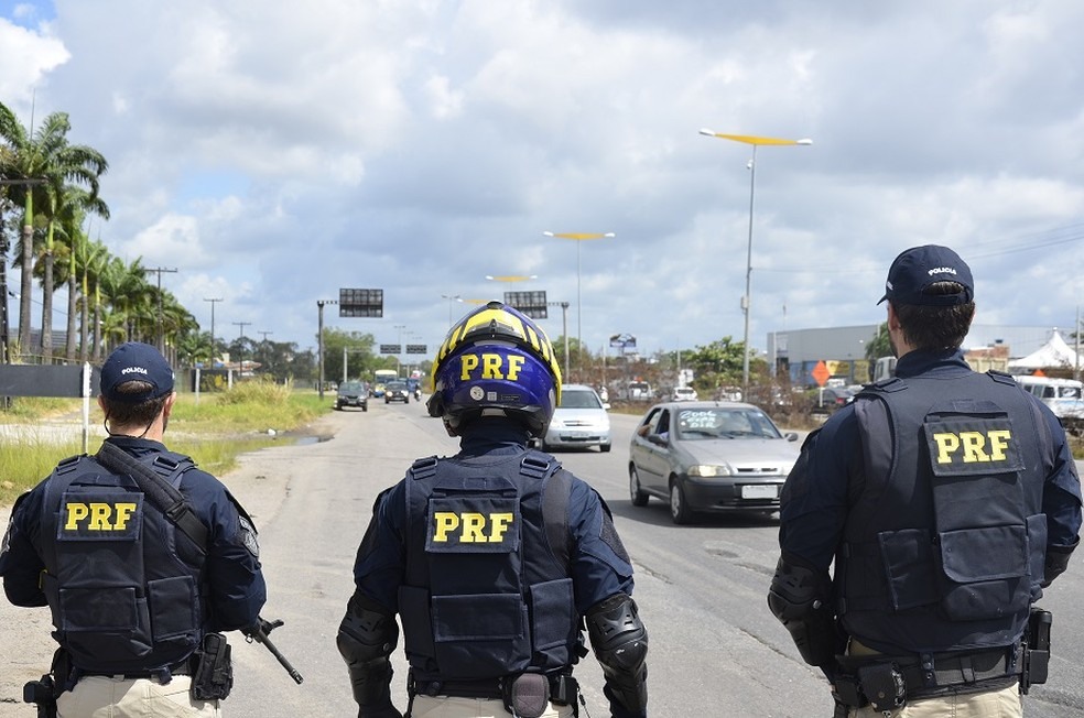 PolÃ­cia RodoviÃ¡ria Federal atuando na OperaÃ§Ã£o Finados, no Recife â?? Foto: PolÃ­cia RodoviÃ¡ria Federal/DivulgaÃ§Ã£o