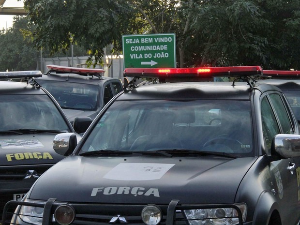 Policiamento é reforçado na Vila do João, no Complexo da Maré, Zona Oeste do Rio de Janeiro. Os acessos à Vila do João e à Vila dos Pinheiros foram bloqueados menos de 24 horas após o ataque a tiros que deixou três agentes da Força Nacional feridos (Foto: Jose Lucena/Futura Press/Estadão Conteúdo)