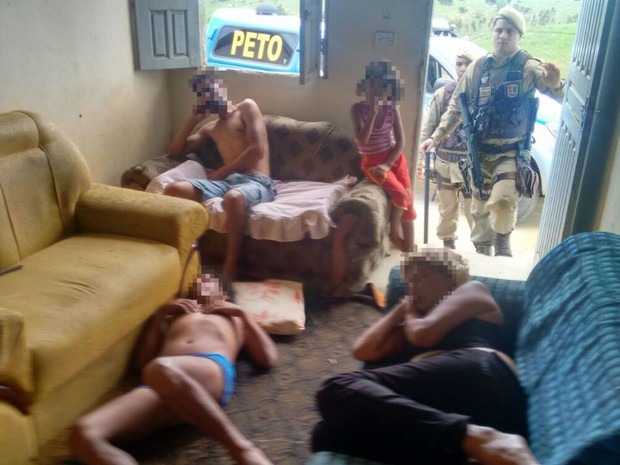 Criança foi resgatada em casa com mãe e dois homens (Foto: Isabelli Vitória / Medeiros Dia Dia)