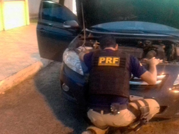 Carro roubado foi recuperado pela PRF e pai e filho foram presos (Foto: Divulgação/PRF)