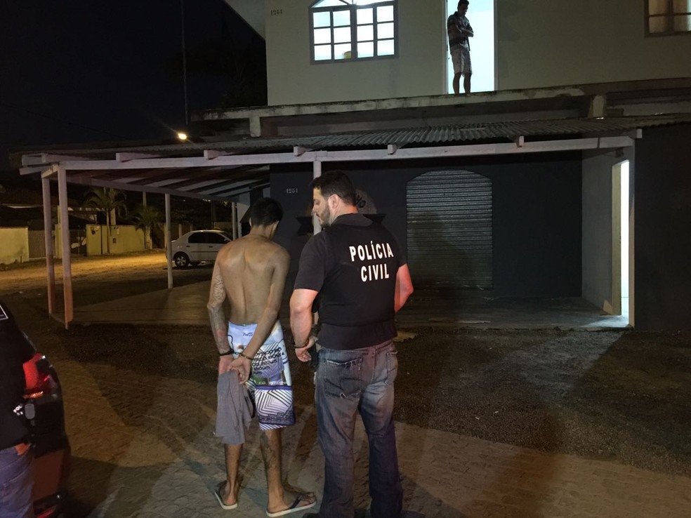 Suspeitos fora presos em Joinville (Foto: Kleber Pizzamiglio/NSC TV)