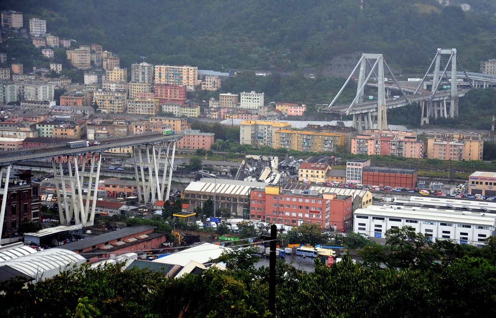 Colapso da ponte Morandi visto a partir do porto de GÃªnova, nesta terÃ§a-feira (14)  (Foto: Reuters)