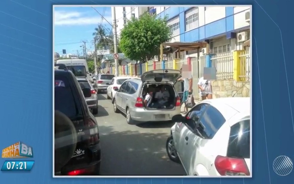 CrianÃ§as sÃ£o levadas em porta-malas perto de escolas em Salvador (Foto: ReproduÃ§Ã£o/ TV Bahia)