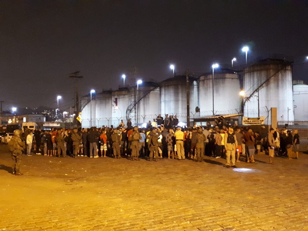 Caminhoneiros decidiram encerrar a greve no Porto de Santos, SP (Foto: Rodrigo Nardelli/G1)