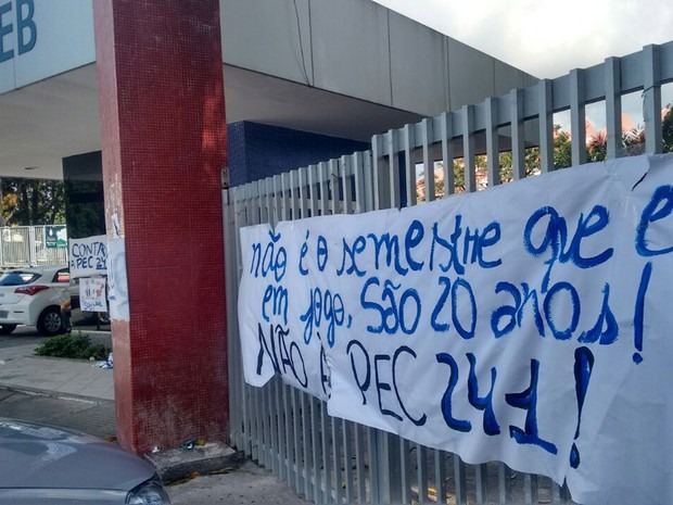 Portões do campus em Salvador da Universidade Estadual da Bahia (Foto: Divulgação/ Aduneb)