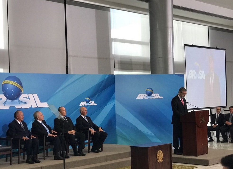 O novo ministro da Justiça, Torquato Jardim, ao discursar no Palácio do Planalto (Foto: Reprodução/Twitter da Presidência da República)