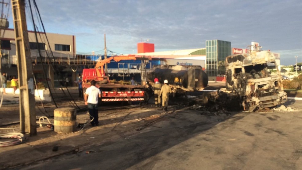 Caminhão explodiu próximo a posto em São Luís (Foto: Dalva Rego / TV Mirante)