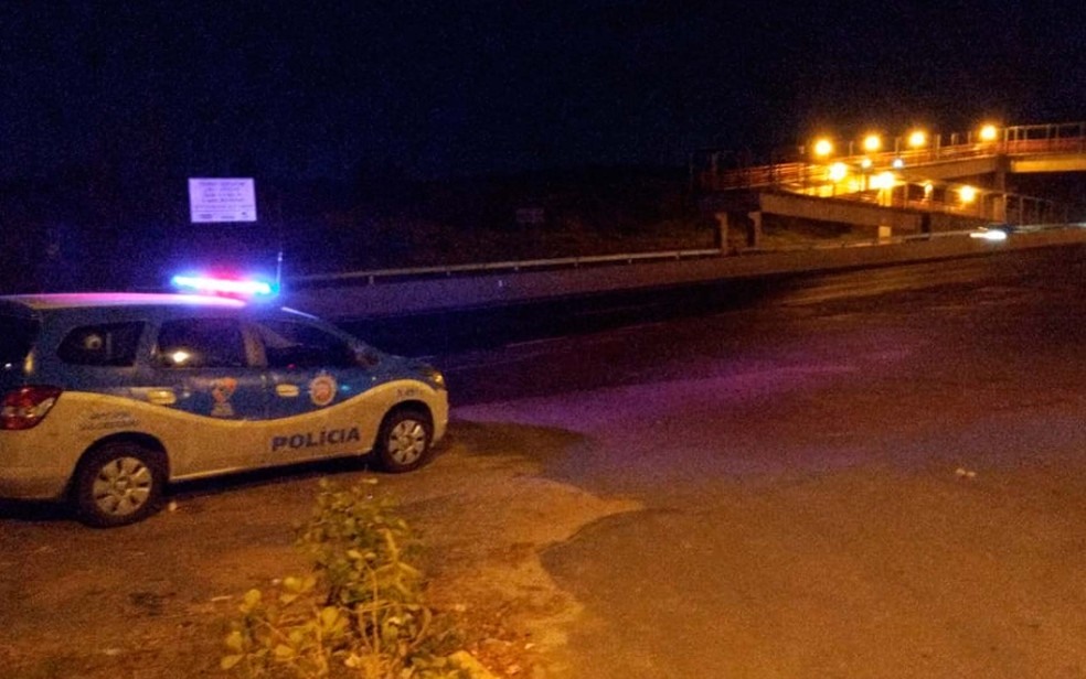 Viatura da PolÃ­cia Militar prÃ³ximo Ã  entrada do Parque das BomÃ©lias, em Salvador, na sexta-feira. â?? Foto: Vanderson Nascimento/TV Bahia